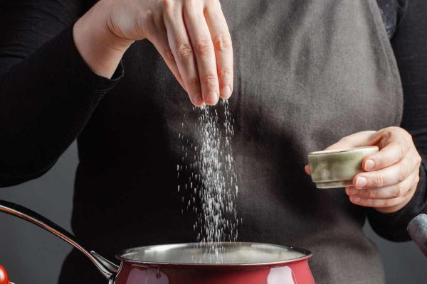 «Соленый» вопрос: когда добавлять самую главную приправу в начале приготовления, а когда — в конце