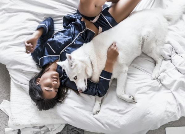 Свободно и легко: в какой одежде на самом деле нужно спать и почему