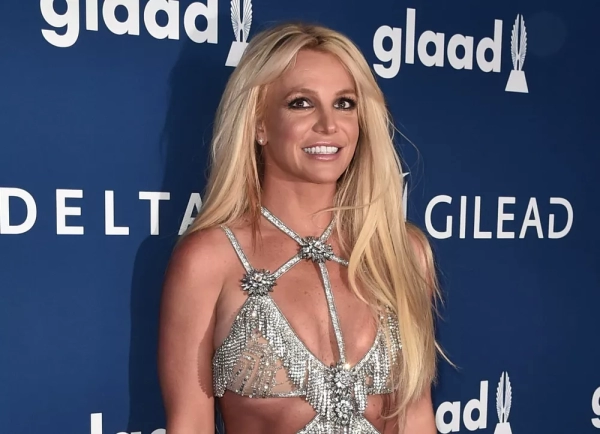 Бритни Спирс попала в неловкое положение на новом танцевальном видео