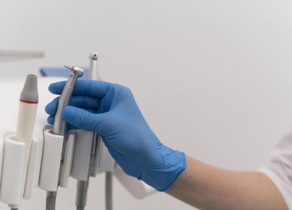 Не болит — к врачу не надо: стоматолог развенчал мифы о лечении зубов