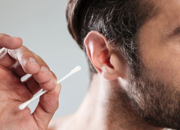 Не выручалочка, а тайный вредитель: когда ватные палочки могут быть опасны