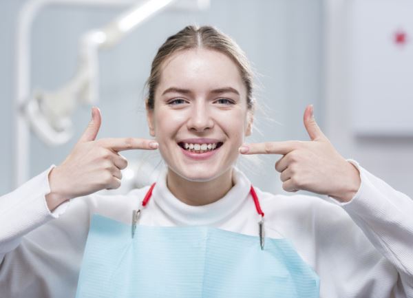 Ирригатор и скребок для языка — нужны ли они вам на самом деле