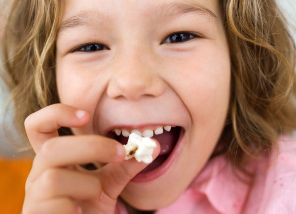 Перекрестный прикус: как заметить в зеркале и чем опасна привычка жевать на одной стороне