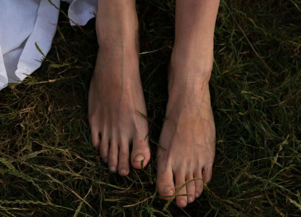 «Голову в холоде, а ноги в тепле»: полезно ли на самом деле ходить босиком