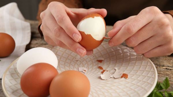 Трюк легендарного шеф-повара: как легко почистить вареные яйца