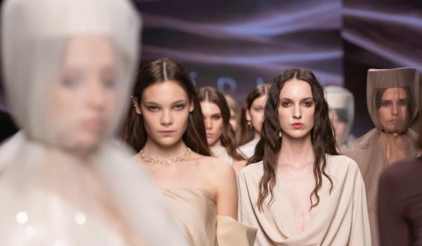 Дюнная романтика: калининградский бренд Miditi представил на Московской неделе моды коллекцию, вдохновленную песком